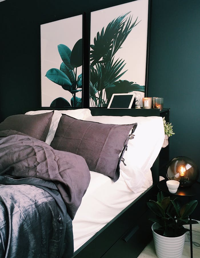 Mastering the First Impression: Your intriguing post title goes here A stylish and cozy bedroom featuring green walls, botanical prints, and soft lighting for a contemporary feel.